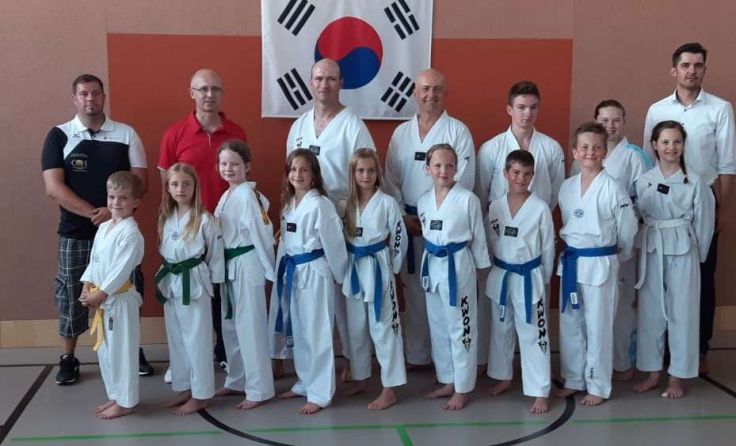Prüflinge und Trainer der Askö Taekwondo Freistadt Foto: Askö Taekwondo Freistadt 