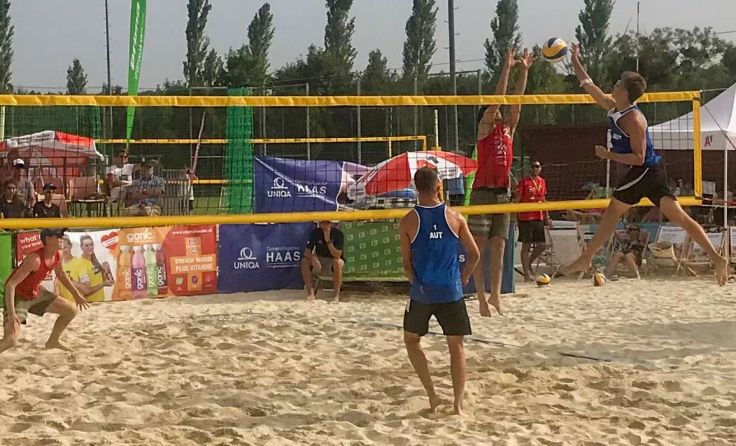 Lokalmatador Tristan Kitzmüller im Luftduell gegen das Team aus Israel Foto: privat