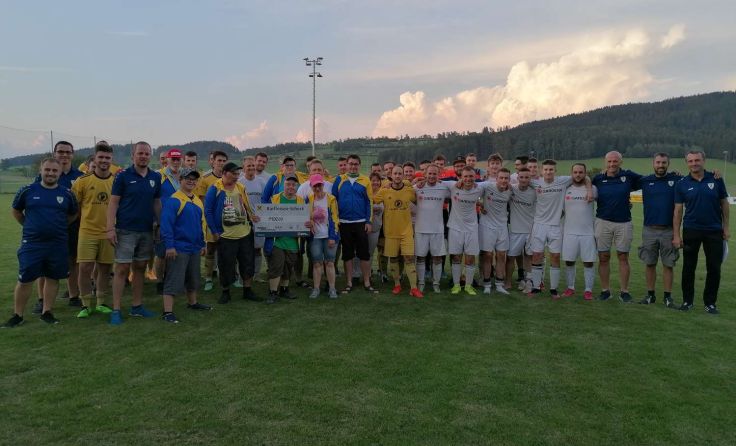 Die Windhaager Fußballer überreichten eine Spende an die Lebenshilfe. Foto: Union