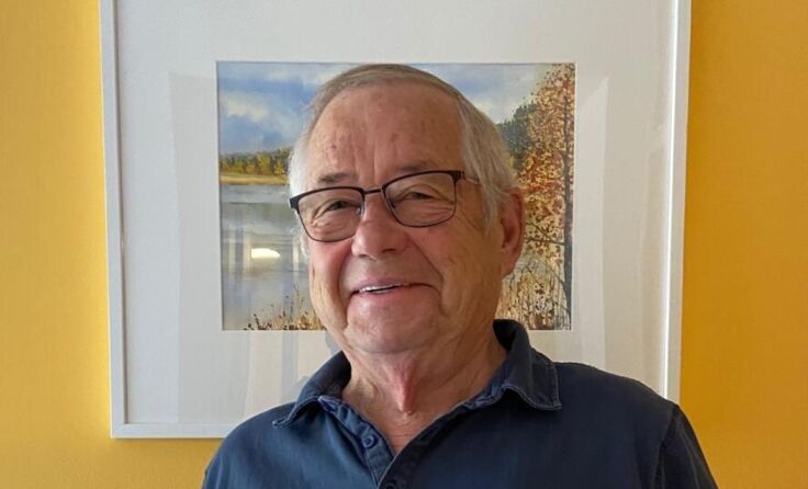 Rudolf Prinz mit seinem Mühlviertel-Kalender 2022. (Foto: privat)