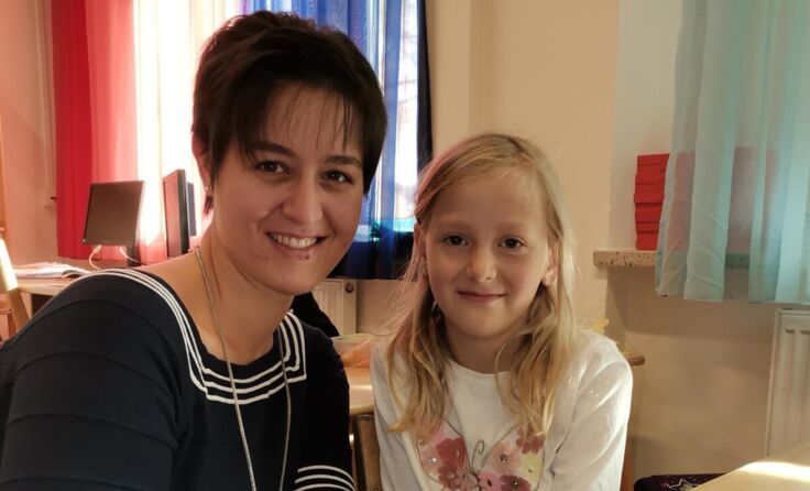 Sabine Tober (mit Tochter Anna Maria) erklärte Schülern alles über die Kartoffel. (Foto: privat)