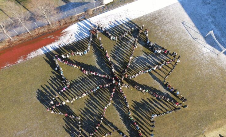 Menschlicher Stern aus Schülern der Musikmittelschule Freistadt (Foto: Musikmittelschule Freistadt)