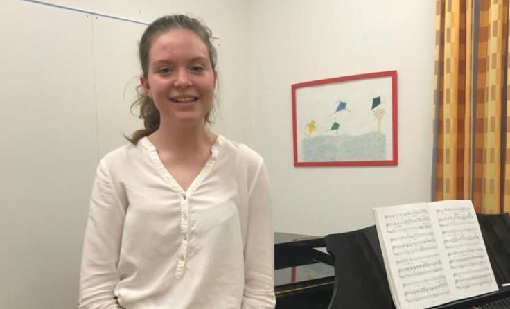 Julia Mühlbachler am Klavier (Foto: privat)