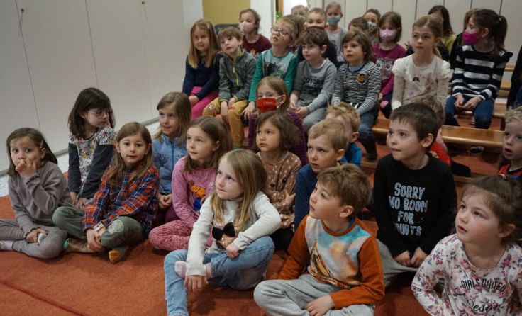 30 Kindergarten-Schulanfänger lauschten Autorin Leonora Leitl. (Foto: VS Neumarkt)