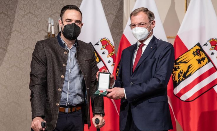 Armin Lumpelegger (l.) wurde von LH Thomas Stelzer (r.) geehrt (Foto: Land OÖ/Lisa Schauer)
