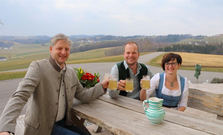 Die Pregartner Bäuerinnen und Landleben Pregarten laden zur Mostkost ein. (Foto: Jasmin Danninger)