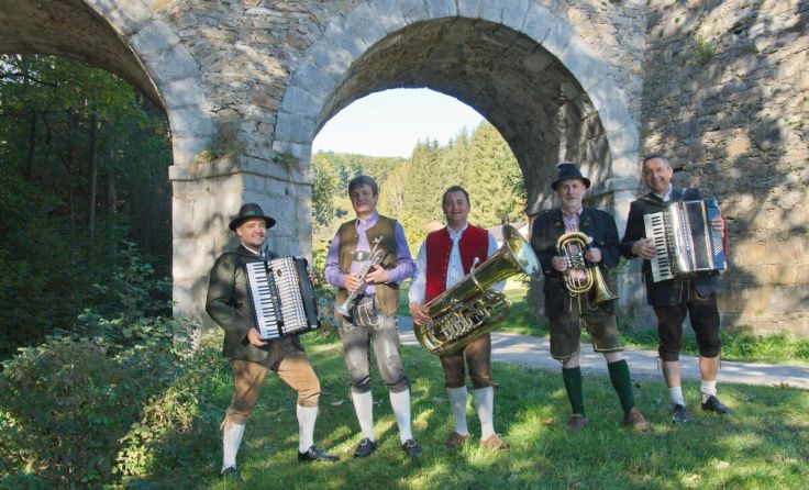 Joe und die 4 Waldburger Musikanten beim Pferdeeisenbahn-Viadukt (Foto: Herbert Preslmaier)