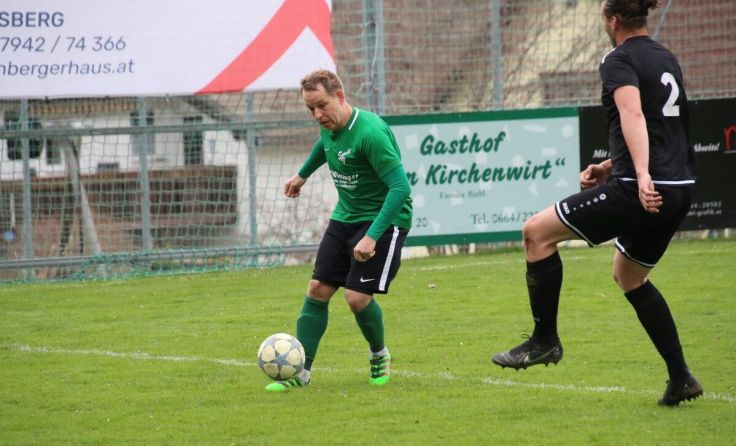 Sandls Mitelfeldmotor Klaus Hartl trieb seine Mannen zum Derby-Sieg (Foto: Franz Karger/umschau.at)