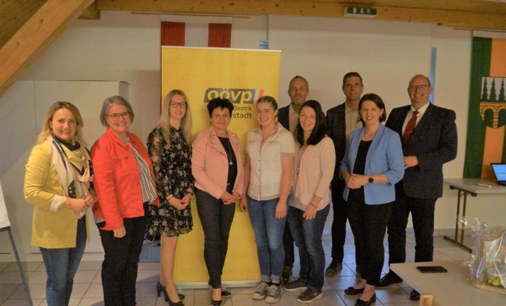 Das neu gewählte Team mit den Ehrengästen (Foto: OÖVP/Mark)