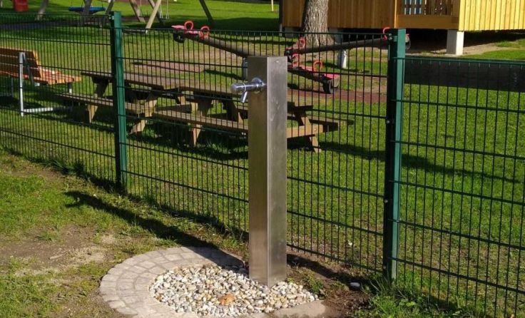 Ein Trinkwasserspender wurde beim Spielplatzbereich aufgestellt. (Foto: Marktgemeinde Lasberg)