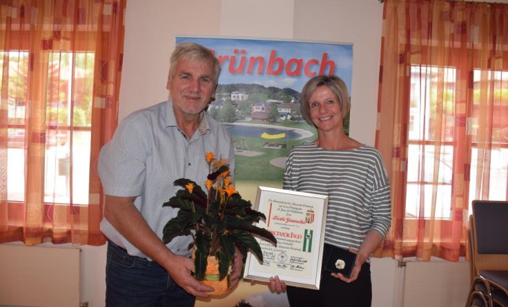 Bürgermeister Stefan Weißenböck und Nicole Friesenecker. (Foto: Gemeinde Grünbach)