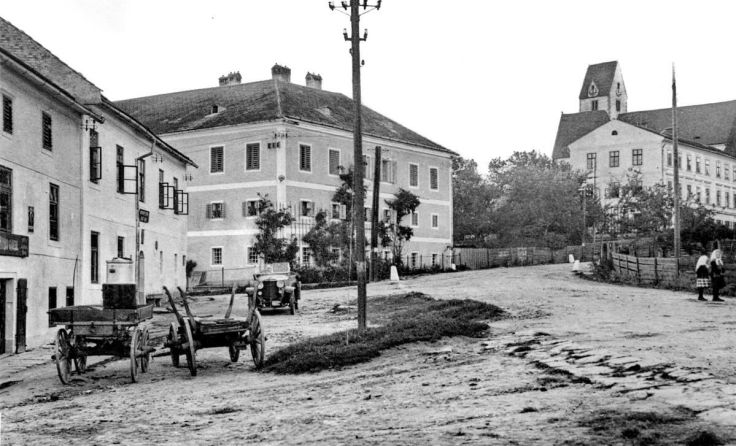 So sah einst der Platz vor dem Kaufhaus Greul in Rainbach aus (Foto: Pferdeeisenbahn)