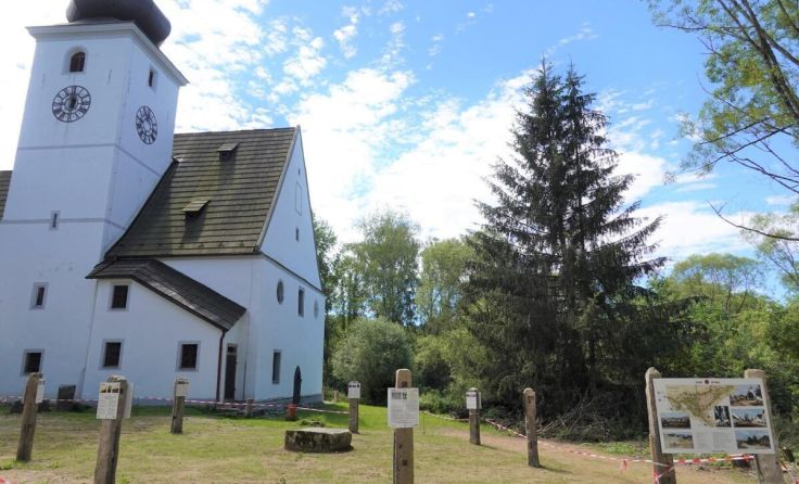 Die renovierte Maria-Geburt-Kirche in Zettwing mit Informationskreis (Foto: privat)