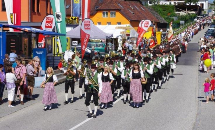 Die Musikkapelle beim Grünbacher Dorffest 2010 (Foto: Gemeinde Grünbach)