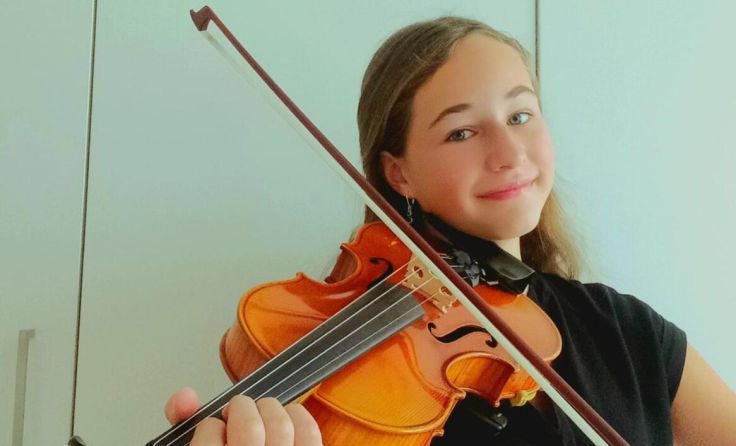 Juliana Wöckinger spielt auf der Violine (Foto: privat)