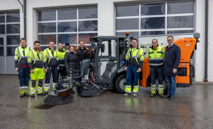 Das Bauhofteam freut sich über die neuen Anschaffungen. (Foto: Erwin Pils)