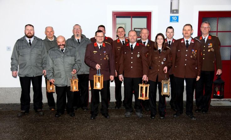 Kameraden der FF Pürstling verteilten das Friedenslicht. (Foto: FF Pürstling/Bräuer)