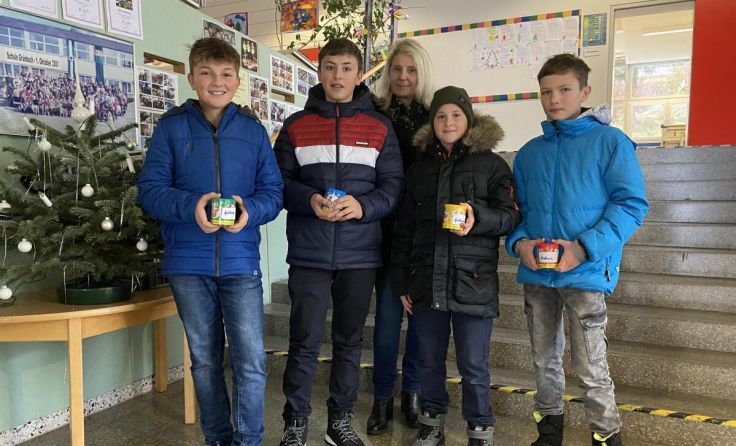 Schüler und Lehrer der MS Grünbach spenden für Schüler in Kenia (Foto: MS Grünbach)
