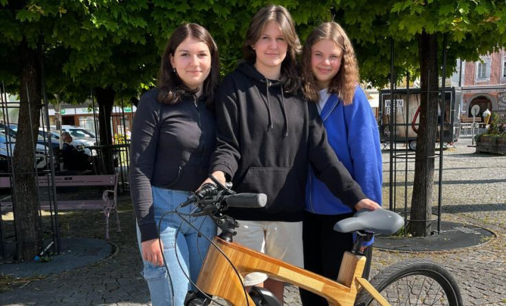 Franziska, Laura und Lena bauten ein Holz-E-Bike (Foto: PTS Freistadt)