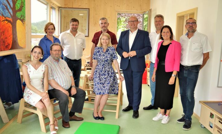 LH-Stv. Christine Haberlander mit den Vertretern von Pfarre und Gemeinde (Foto: Johann Schinnerl)
