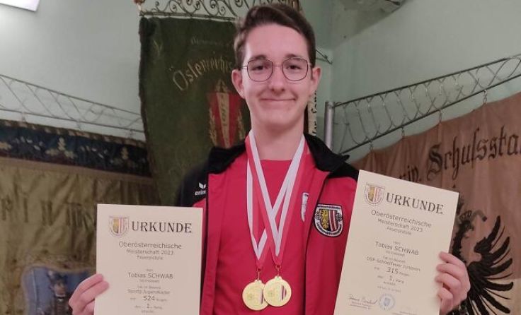 Tobias Schwab mit seinen Goldmedaillen (Foto: SG Freistadt)