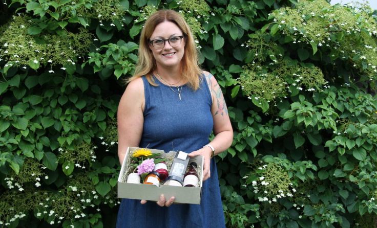 Katrin Schett stellt naturbelassene Köstlichkeiten her. (Foto: Maurer)