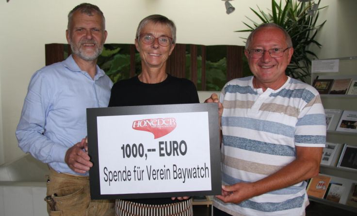 Spendenübergabe: Reinhard und Helga Honeder mit Bgm. Franz Xaver Hölzl (Foto: Nadine Puchinger)
