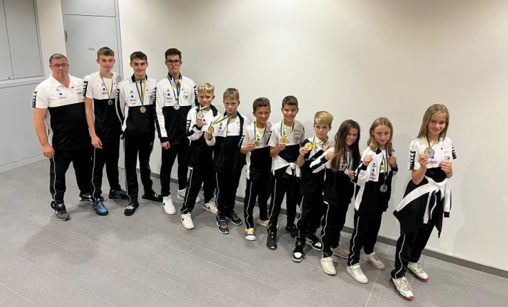 Trainer Neubauer mit seinen Kämpfern (Foto: TKD ASKÖ Freistadt)