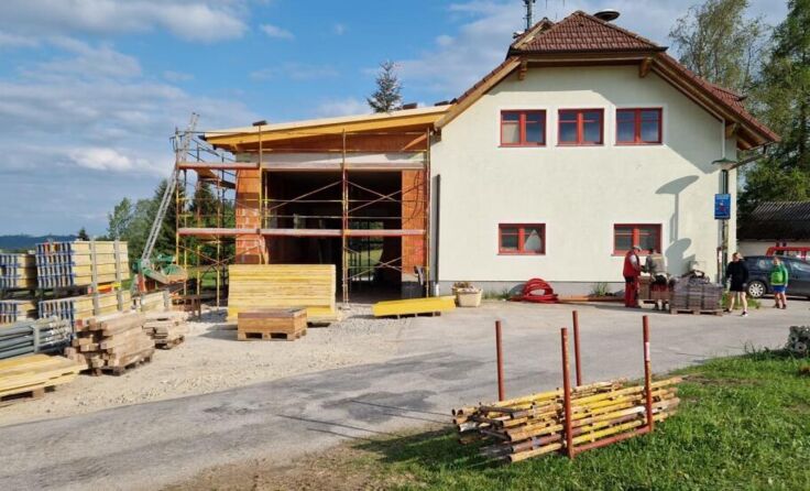 Seit April wird am Zeughaus-Zubau der FF Marreith gearbeitet. (Foto: FF Marreith/Daniel Kroiher)