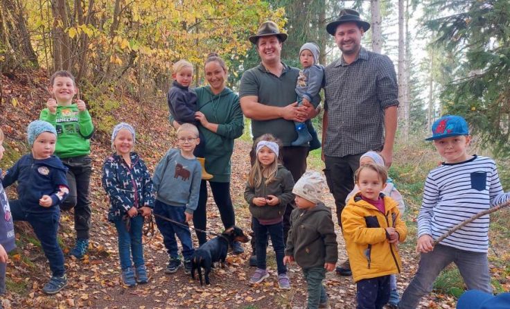 Jäger erklärten Kindern ihre Aufgaben im Wald. (Foto: privat)