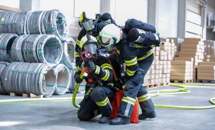 Einsatzübung in einer Lagerhalle in Pernau (Foto: FF Kefermarkt)