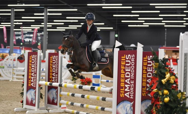Laura Gaulg mit Pony Jana 28 (Foto: Silberpfeil Amadeus Horse Indoors/OneKlickFoto)