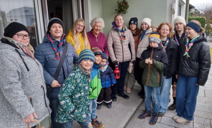 Pfadfinder überbrachten das Friedenlicht und kleine Geschenke (Foto: Pfadfinder Pregarten)