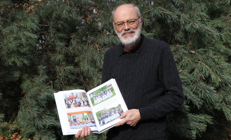 Herbert Preslmaier mit dem Jahrbuch 2023 (Foto: Erwin Summerauer)