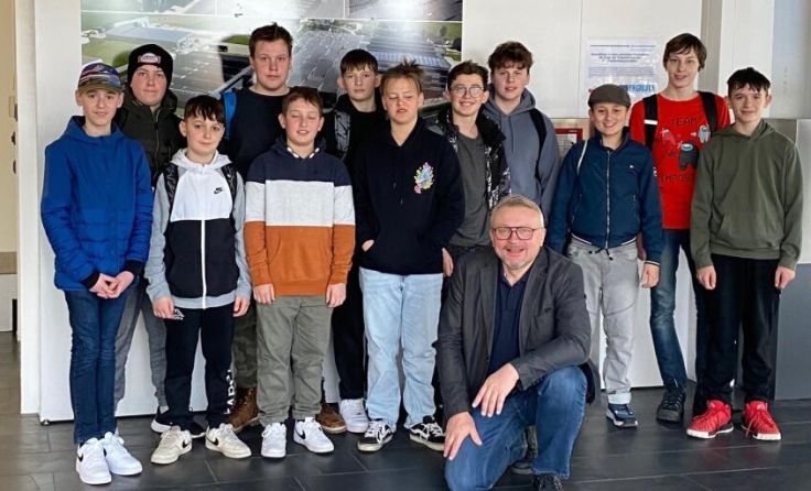 Schüler der 3b Klasse MS Pregarten mit Gerhard Lengauer, Firma Schinko (Foto: privat)