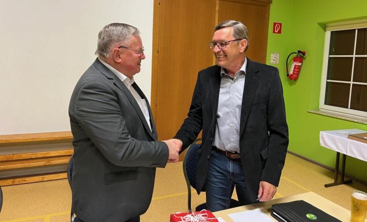 Hermann Lambauer (li) gibt den Obmann an Klaus Wurm ab (Foto: Pensionistenverband Au/Donau)