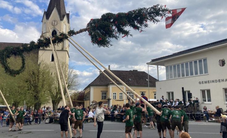 Maibaumaufstellen in Ried (Foto: Landjugend Ried/Katsdorf)