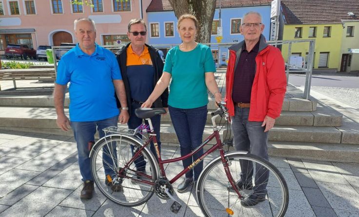 Übergabe des Fahrrades an Natalya (Foto: Seniorenbund Neumarkt)