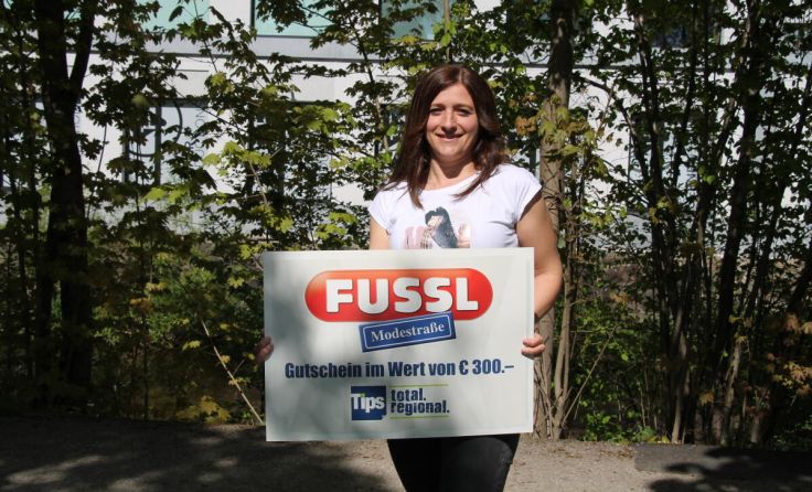 Gewinnerin Elena Reisinger traf in Gallneukirchen auf das Glücksengerl (Foto: Maurer/Tips)