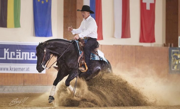 Rudolf Kreuter auf Captain Spook bei einem beeindruckenden Sliding Stop (Foto: Conny M)