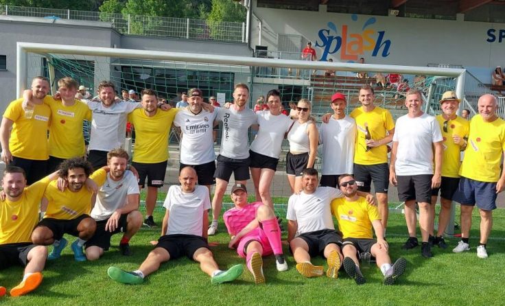 Mannschaft FC Mittelweg (gelbe Dressen) und Roter Stern (weiße Dressen) (Foto: Gerlinde Tucho)
