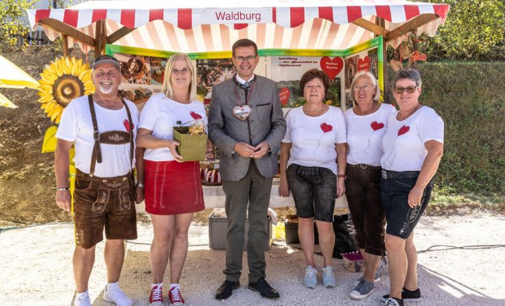 Vertreter der Gemeinde Waldburg mit Landesrat Markus Achleitner (Foto: Die Lichterstube/Land OÖ)