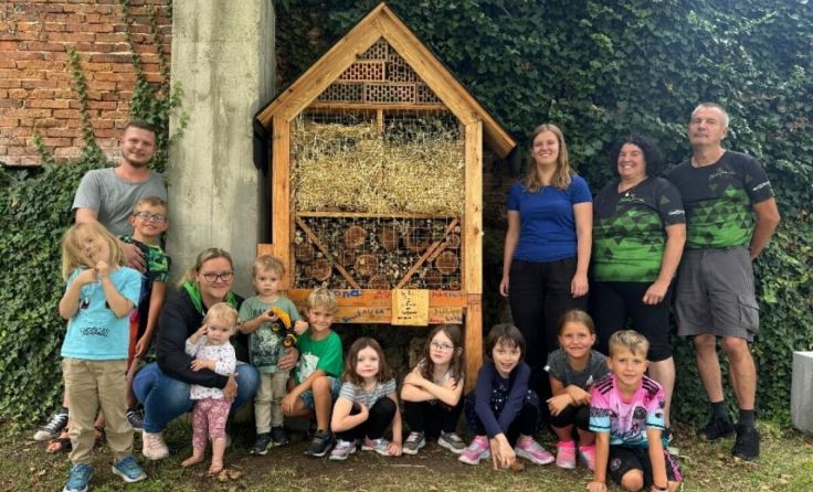 Das Insektenhotel wurde im Schlosspark Hagenberg aufgestellt. (Foto: Isabella Plechinger)