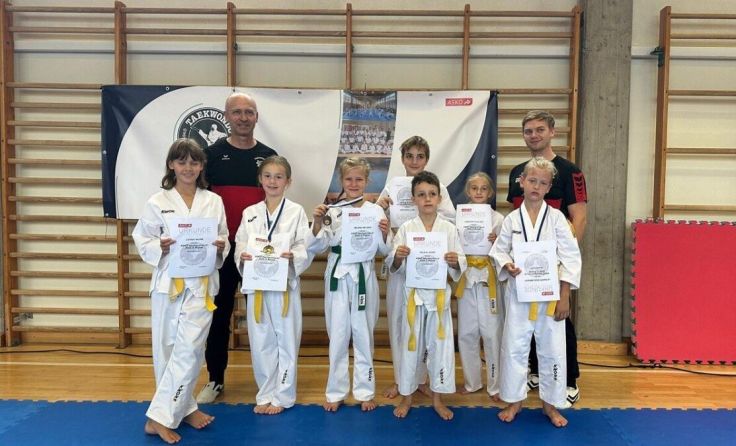 Die Tragweiner Taekwondo-Sportler durften sich über Urkunden und Medaillen freuen. (Foto: privat)
