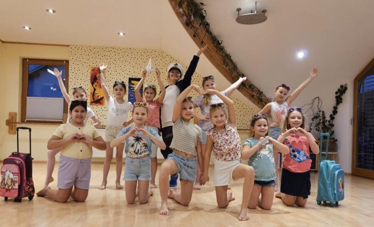Die Tanzschüler bringen Sommerstimmung in die kalte Jahreszeit. (Foto: Tanzstudio AngeLeo)