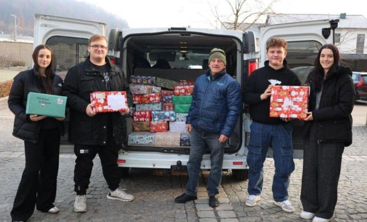 Übergabe der Pakete (Foto: Katrin Blauensteiner-Vuketich)