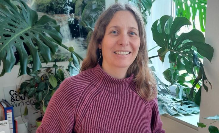 Monika Haiden-Jetzinger von der Caritas leitet das Lerncafé im Pfarrheim. (Foto: Caritas)