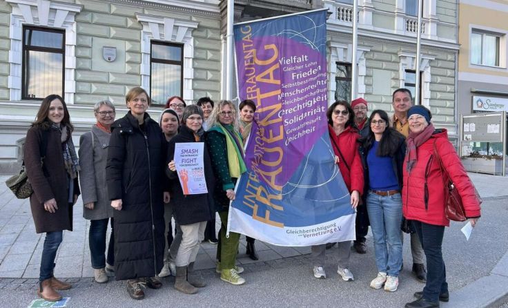 Fahnenhissung zum Internationalen Frauentag in Perg (Foto: Frauenberatung Perg)