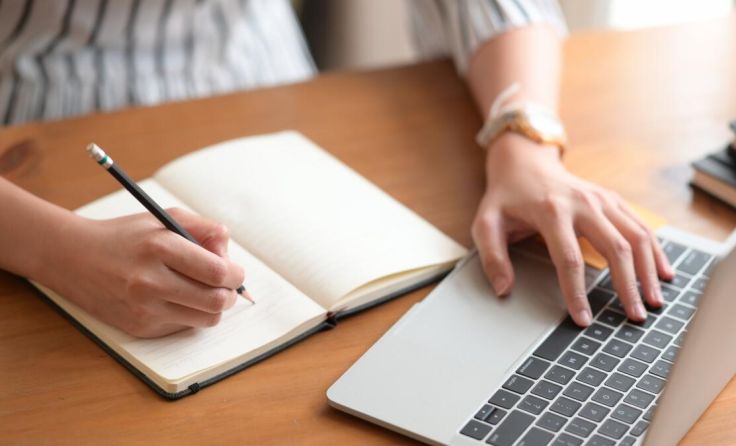 Schreibwettbewerb (Foto: stock.adobe.com/bongkarn)