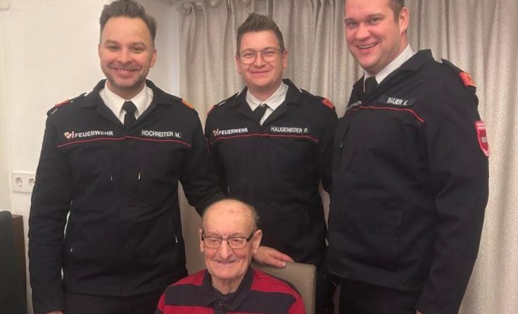 Die FF Freistadt gratulierte Karl Manzenreiter zum runden Geburtstag. (Foto: Silke Pirklbauer)